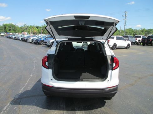 Used 2022 GMC Terrain SLE w/ Driver Convenience Package FWD image 8