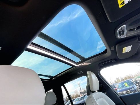 Used 2022 Volvo XC90 T8 R-Design w/ Advanced Package image 22