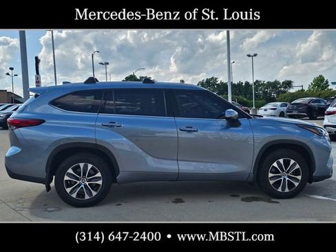 Used 2022 Toyota Highlander XLE FWD image 2