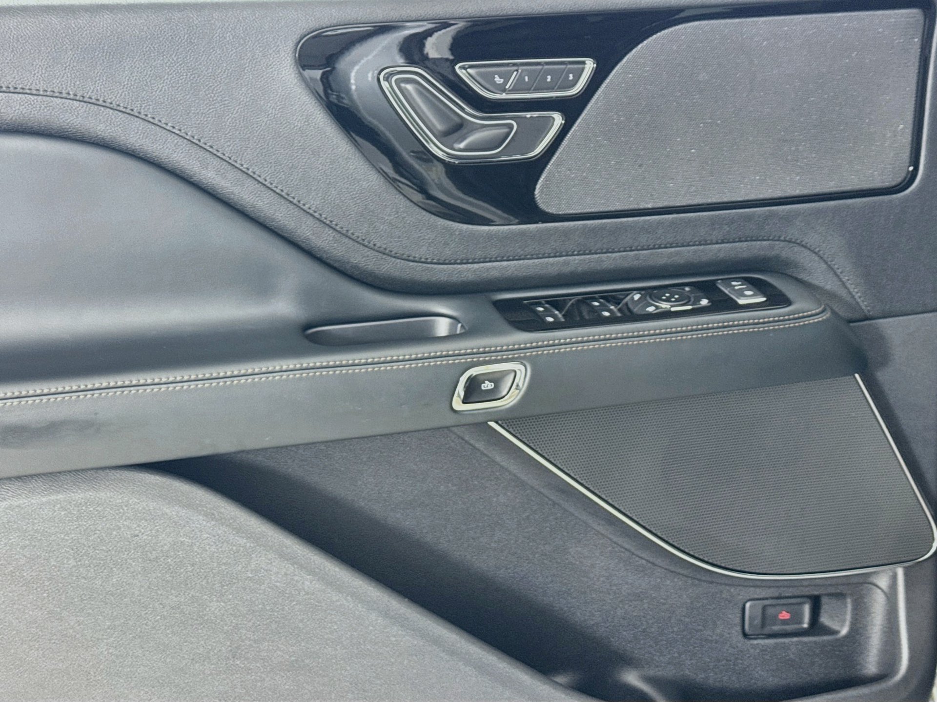 Used 2025 Lincoln Aviator AWD w/ Jet Appearance Package image 19