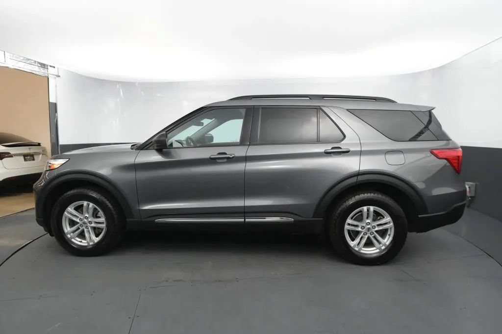 Used 2023 Ford Explorer XLT w/ Class IV Trailer Tow Package AWD/4WD image 2