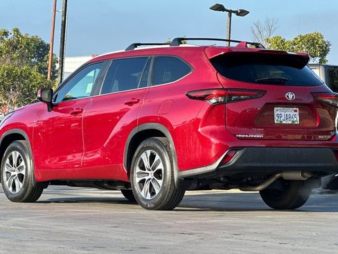 Used 2024 Toyota Highlander XLE image 7