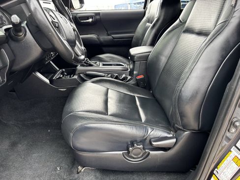 Used 2018 Toyota Tacoma TRD Off-Road AWD/4WD image 20