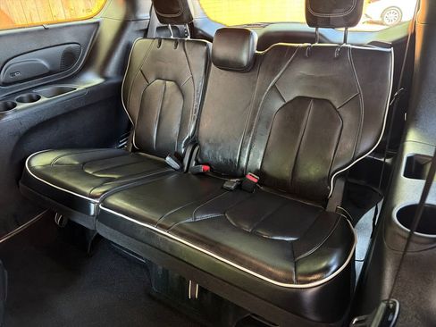 Used 2025 Chrysler Pacifica Limited FWD image 34
