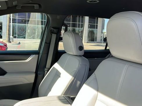 Used 2025 GMC Acadia Elevation w/ Elevation Premium Package FWD image 15