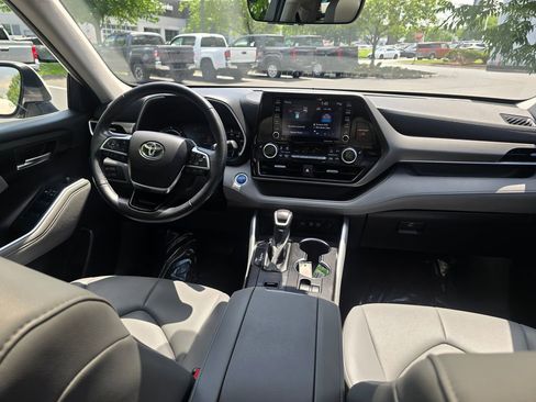 Used 2021 Toyota Highlander XLE AWD/4WD image 15