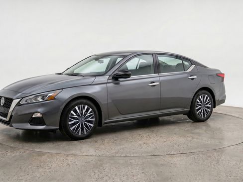 Used 2025 Nissan Altima 2.5 SV FWD image 3