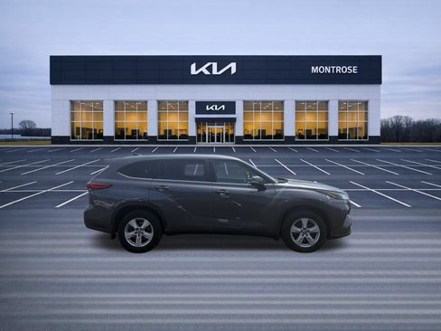 Used 2023 Toyota Highlander LE AWD/4WD image 4