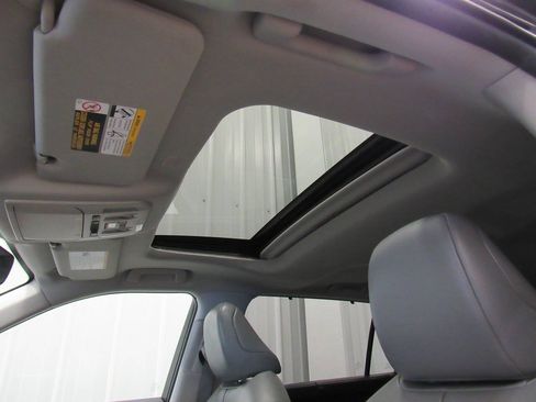 Used 2022 Toyota Highlander XLE AWD/4WD image 32