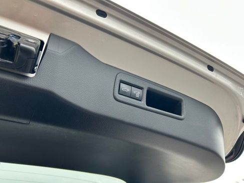 Used 2021 Toyota Venza XLE w/ Softex Package image 13