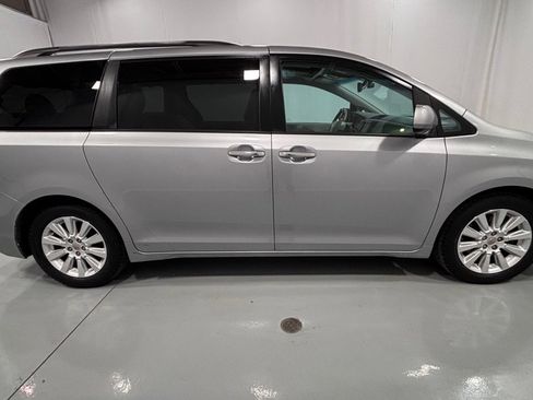 Used 2011 Toyota Sienna Limited w/ Premium Pkg image 4