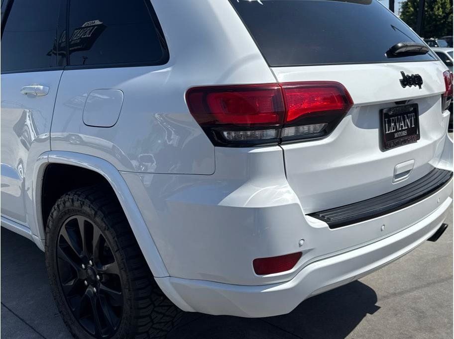 Used 2017 Jeep Grand Cherokee Altitude RWD image 11