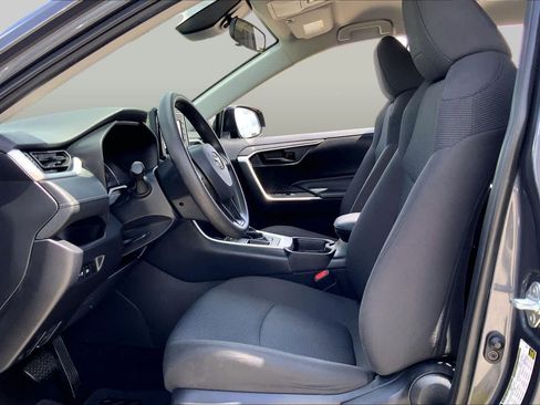 Used 2020 Toyota RAV4 LE FWD image 8