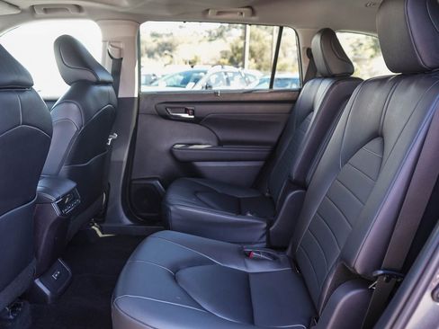 Certified 2024 Toyota Highlander XLE image 18