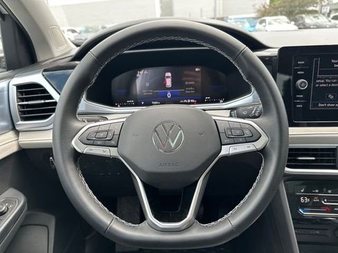 Certified 2025 Volkswagen Taos SE w/ Panoramic Sunroof Package AWD/4WD image 18