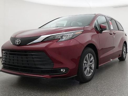 New 2026 Toyota Sienna XLE FWD image 32