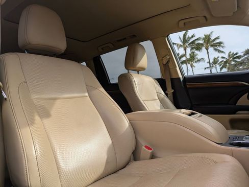 Used 2018 Toyota Highlander Limited Platinum image 16