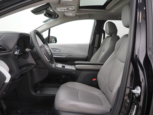 Used 2025 Toyota Sienna XLE w/ XLE Plus Package image 24