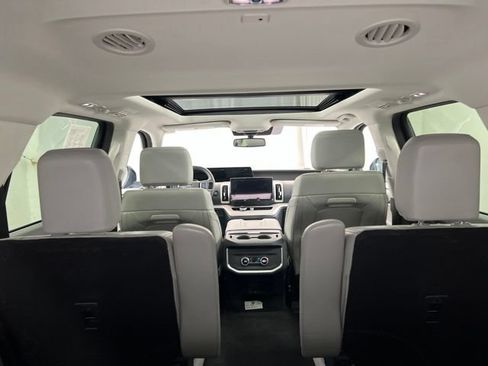 Used 2025 Ford Expedition Active AWD/4WD image 10