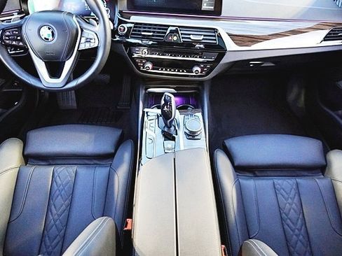 Used 2023 BMW 530e w/ M Sport Package image 21