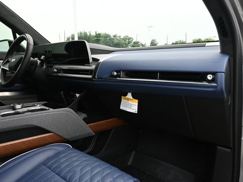 Certified 2026 Cadillac Vistiq Premium Luxury w/ LPO, Floor Liner Package AWD/4WD image 25