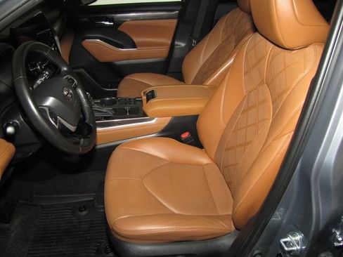 Used 2023 Toyota Highlander Platinum FWD image 10