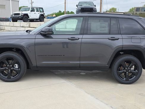 New 2025 Jeep Grand Cherokee Limited w/ Black Appearance Package AWD/4WD image 2