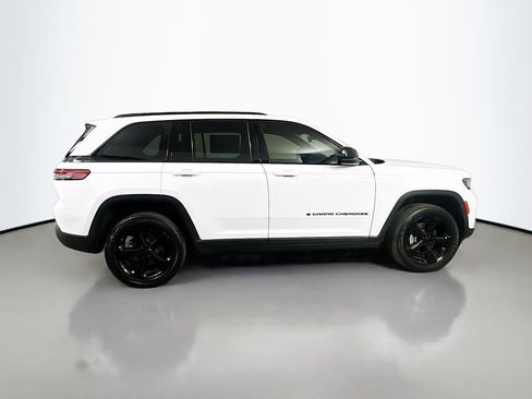 Used 2023 Jeep Grand Cherokee Altitude AWD/4WD image 7