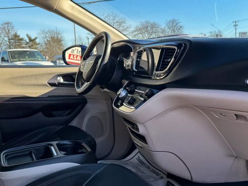 Used 2020 Chrysler Pacifica Touring-L image 13