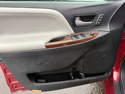 Used 2017 Toyota Sienna Limited Premium image 13