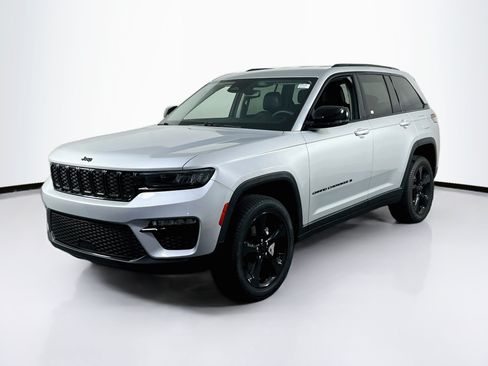 Used 2023 Jeep Grand Cherokee Limited w/ Black Appearance Package AWD/4WD image 1