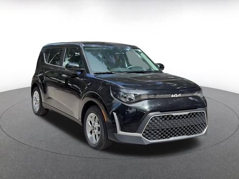 Used 2025 Kia Soul LX w/ LX Technology Package FWD image 3