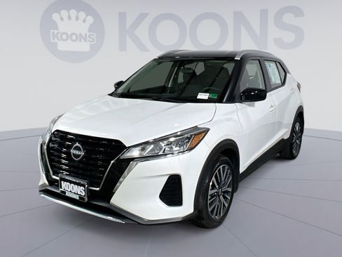 Used 2023 Nissan Kicks SV image 1