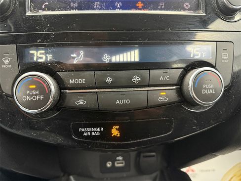 Used 2020 Nissan Rogue SV image 32