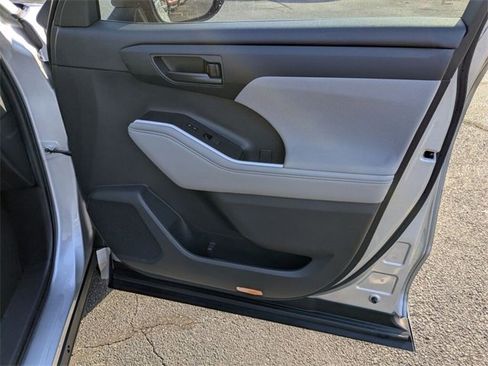 Used 2023 Toyota Highlander LE image 40