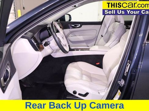 Used 2021 Volvo XC60 T5 Momentum w/ Premium Package FWD image 23