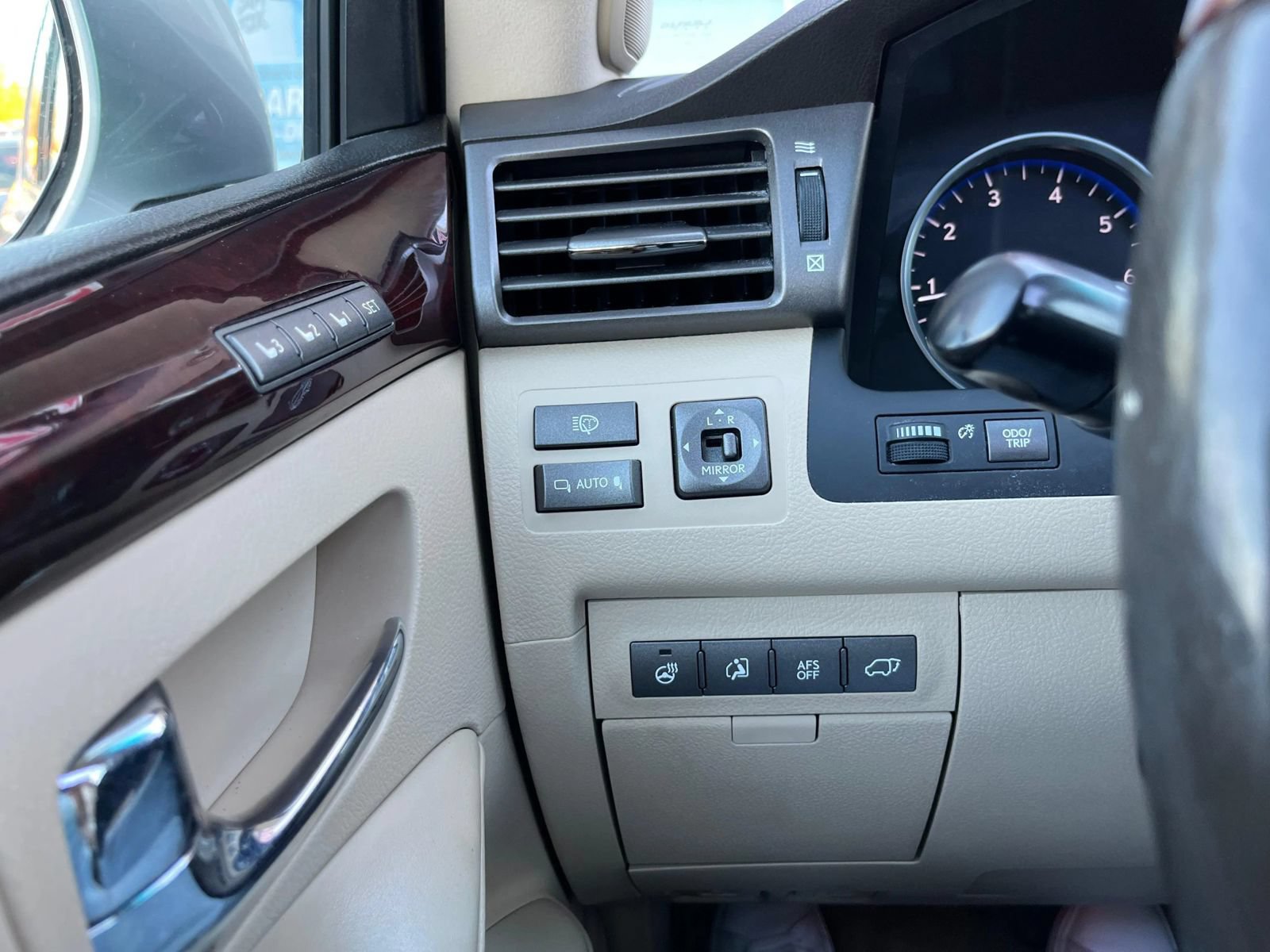 Used 2011 Lexus LX 570 4WD w/ Luxury Pkg image 17