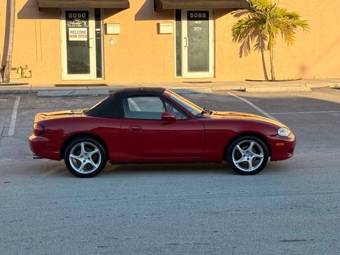 Used 2003 MAZDA MX-5 Miata image 17