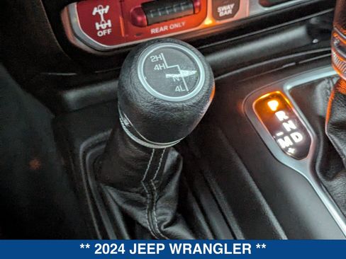 Used 2024 Jeep Wrangler Unlimited Rubicon AWD/4WD image 33