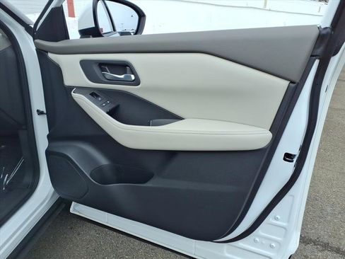 Certified 2025 Nissan Rogue SV image 10