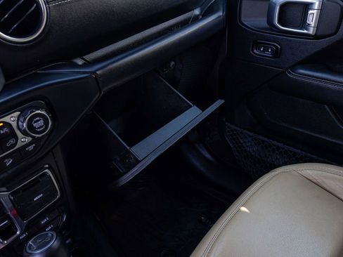 Used 2018 Jeep Wrangler Unlimited Sahara AWD/4WD image 19