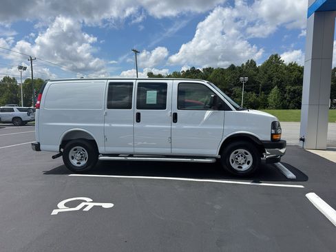 Used 2025 Chevrolet Express 2500 w/ Driver Convenience Package RWD image 3