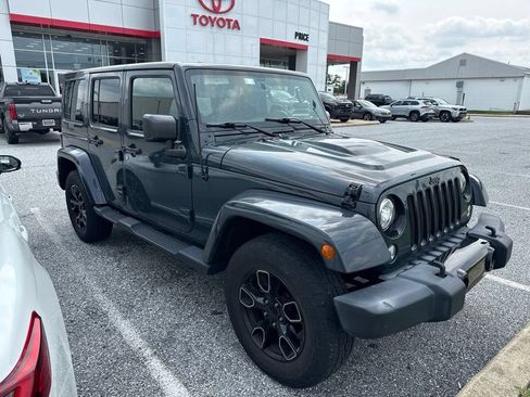 Used 2018 Jeep Wrangler Unlimited Sahara AWD/4WD image 4