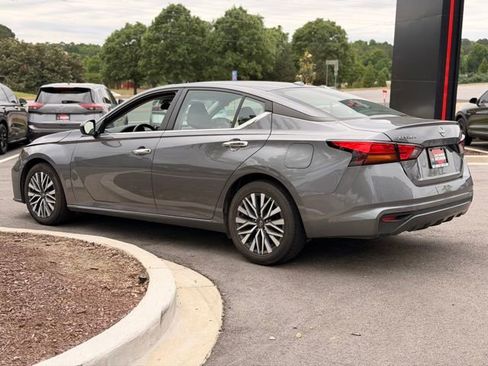 Used 2024 Nissan Altima 2.5 SV FWD image 9