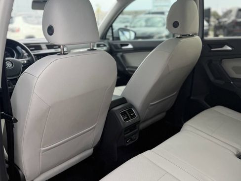 Used 2018 Volkswagen Tiguan SE w/ Panoramic Sunroof Package FWD image 18