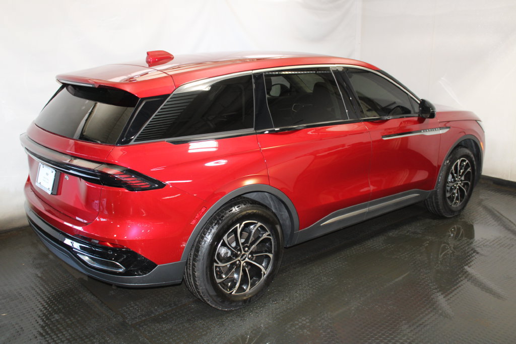 Used 2025 Lincoln Nautilus Premier AWD/4WD image 5