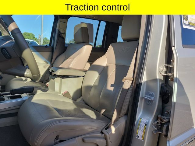 Used 2009 Jeep Liberty Limited w/ Premium Group AWD/4WD image 23