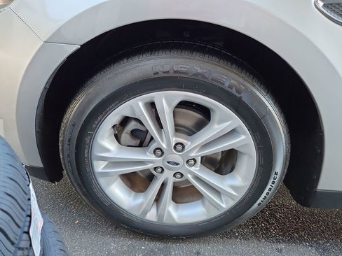 Used 2017 Ford Taurus SE image 29
