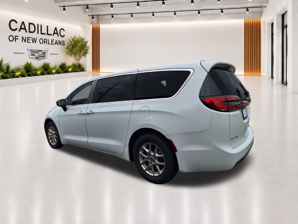 Used 2025 Chrysler Pacifica Select FWD image 4