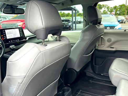 Used 2024 Toyota Sienna XLE image 17
